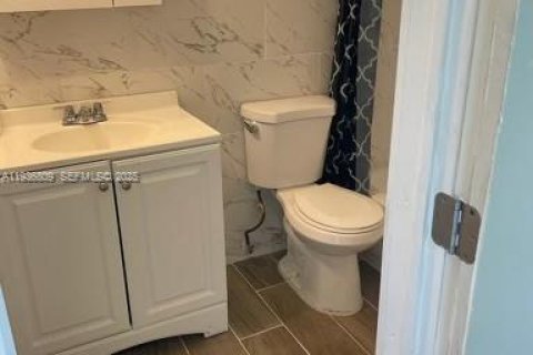 House in Fort Lauderdale, Florida 2 bedrooms, 110.55 sq.m. № 1994678 - photo 13