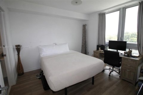 Condo in North Miami Beach, Florida, 2 bedrooms  № 1938792 - photo 1