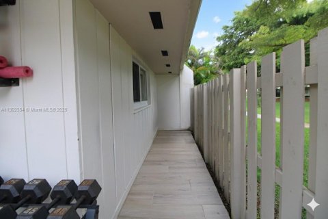 Condo in Miami, Florida, 3 bedrooms  № 1944053 - photo 27