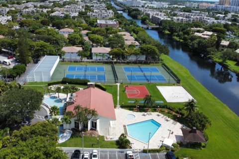 Condo in Miami, Florida, 3 bedrooms  № 1944053 - photo 29