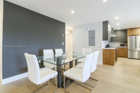 Condo in Miami, Florida, 3 bedrooms  № 1944053 - photo 8