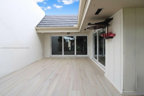 Condo in Miami, Florida, 3 bedrooms  № 1944053 - photo 25
