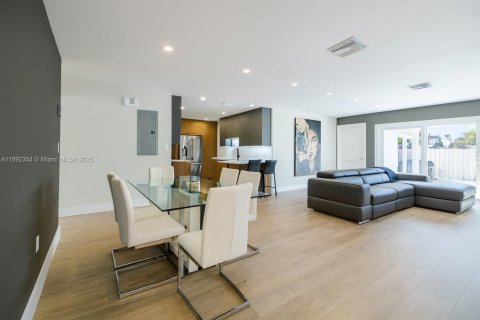 Condo in Miami, Florida, 3 bedrooms  № 1944053 - photo 9