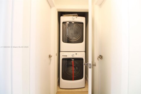 Condo in Miami, Florida, 3 bedrooms  № 1944053 - photo 24