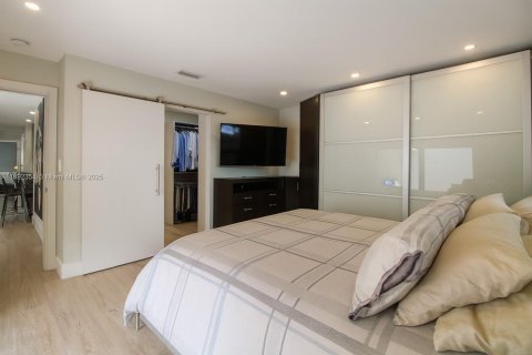 Condo in Miami, Florida, 3 bedrooms  № 1944053 - photo 16