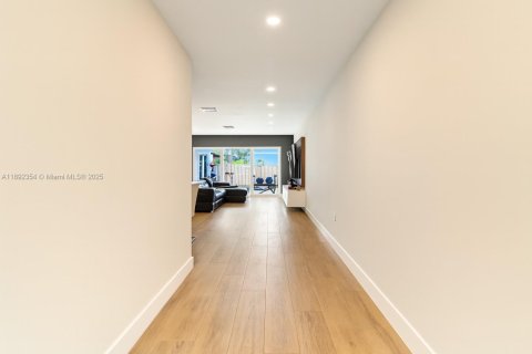 Condo in Miami, Florida, 3 bedrooms  № 1944053 - photo 6