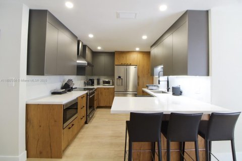 Condo in Miami, Florida, 3 bedrooms  № 1944053 - photo 10