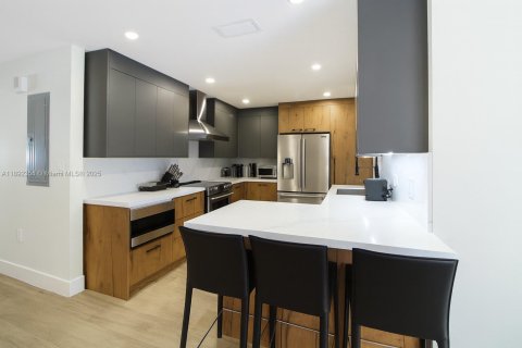Condo in Miami, Florida, 3 bedrooms  № 1944053 - photo 11