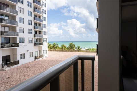 Condo in Miami Beach, Florida, 1 bedroom  № 2067905 - photo 2