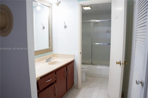 Condo in Miami Beach, Florida, 1 bedroom  № 2067905 - photo 14