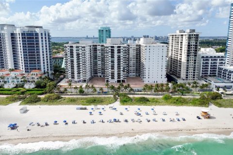 Condo in Miami Beach, Florida, 1 bedroom  № 2067905 - photo 23