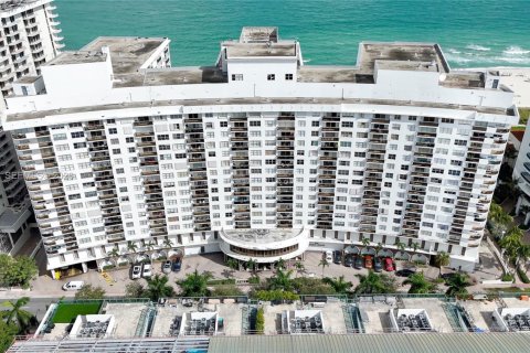 Condo in Miami Beach, Florida, 1 bedroom  № 2067905 - photo 22