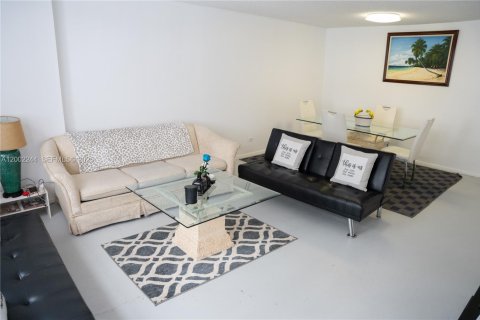 Condo in Miami Beach, Florida, 1 bedroom  № 2067905 - photo 4