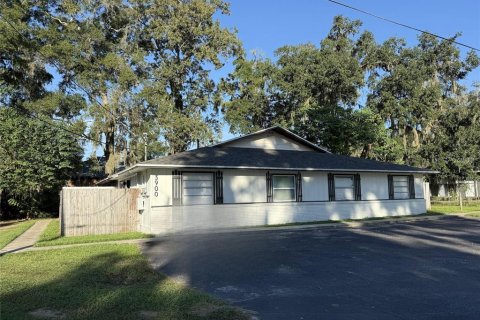 Commercial property in Ocala, Florida 8 bedrooms, 300.35 sq.m. № 2420290