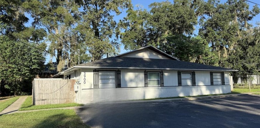 Commercial property in Ocala, Florida 8 bedrooms, 300.35 sq.m. № 2420290