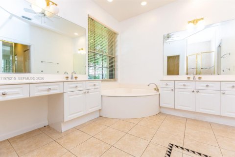 Villa ou maison à louer à Weston, Floride: 5 chambres, 233.09 m2 № 2042804 - photo 8