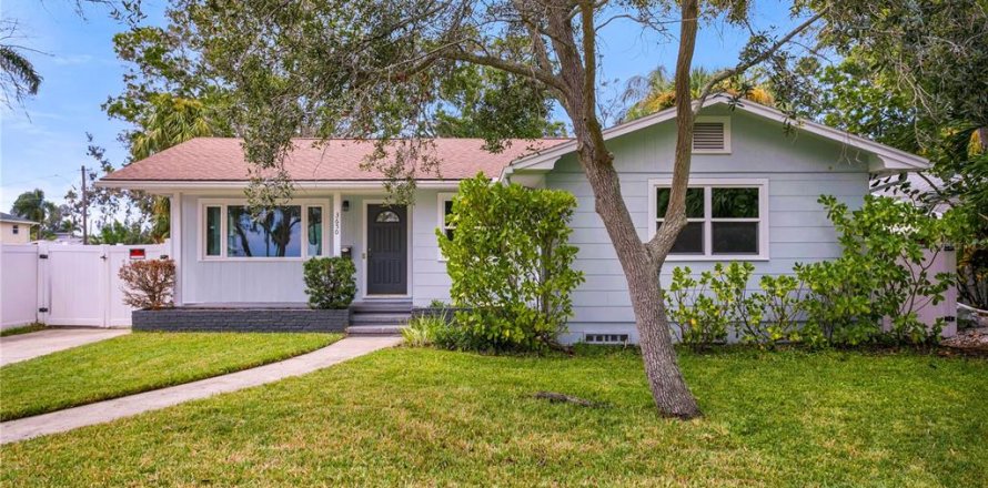 Villa ou maison à Saint Petersburg, Floride 4 chambres, 175.12 m2 № 1900401