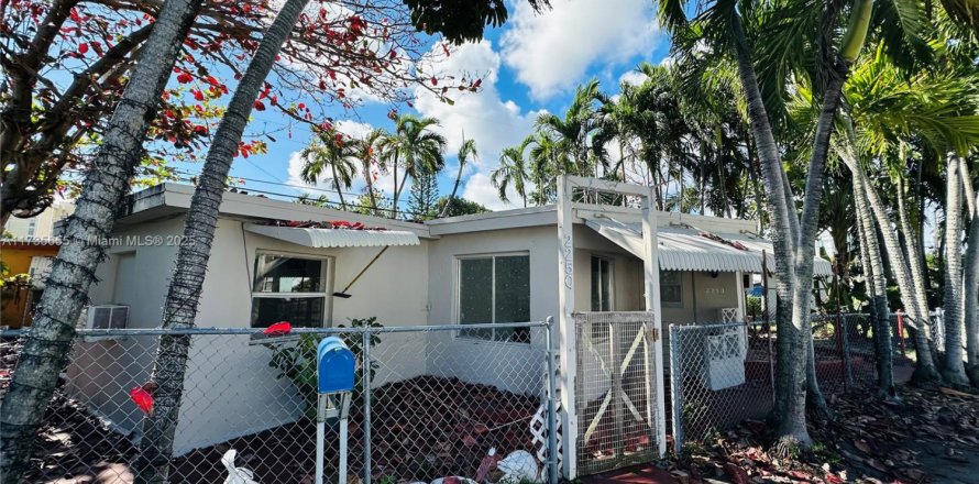 Villa ou maison à North Miami Beach, Floride 3 chambres № 1692084