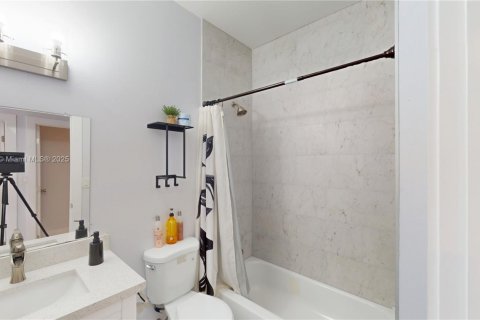 House in Fort Lauderdale, Florida 3 bedrooms, 120.4 sq.m. № 1707893 - photo 8