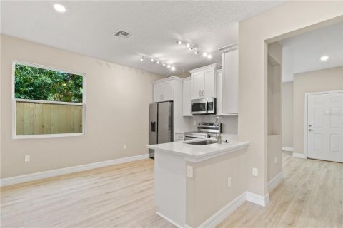 House in Apopka, Florida 4 bedrooms, 143.16 sq.m. № 1769441 - photo 7