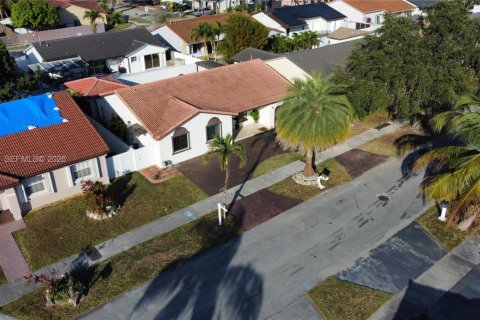 House in Miami, Florida 3 bedrooms, 136.75 sq.m. № 2000969 - photo 1