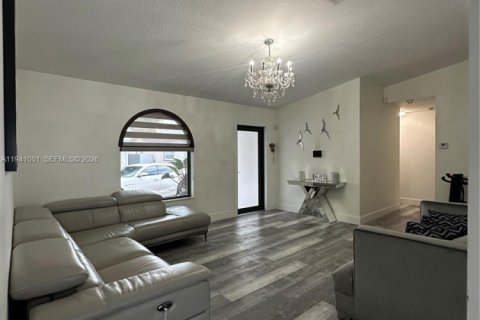 House in Miami, Florida 3 bedrooms, 136.75 sq.m. № 2000969 - photo 11