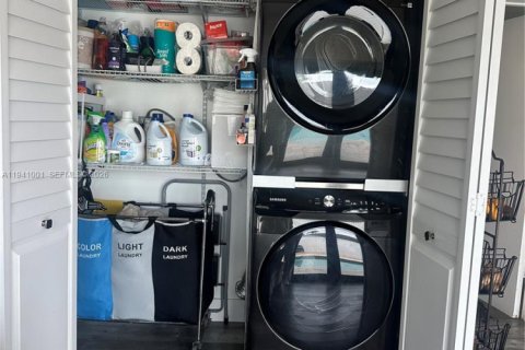 House in Miami, Florida 3 bedrooms, 136.75 sq.m. № 2000969 - photo 15