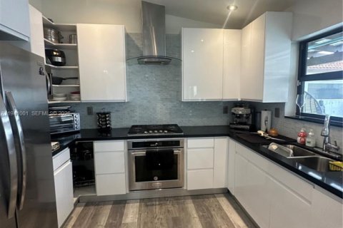 House in Miami, Florida 3 bedrooms, 136.75 sq.m. № 2000969 - photo 12