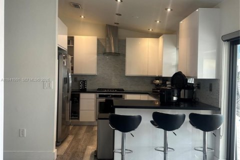 House in Miami, Florida 3 bedrooms, 136.75 sq.m. № 2000969 - photo 14