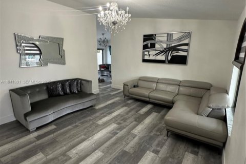 House in Miami, Florida 3 bedrooms, 136.75 sq.m. № 2000969 - photo 10