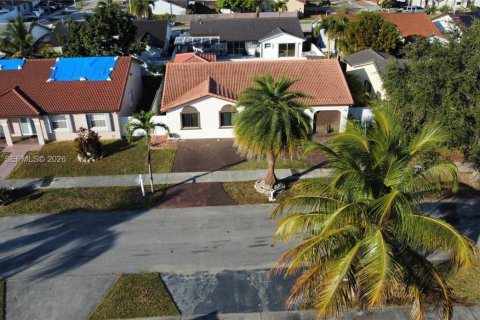 House in Miami, Florida 3 bedrooms, 136.75 sq.m. № 2000969 - photo 2