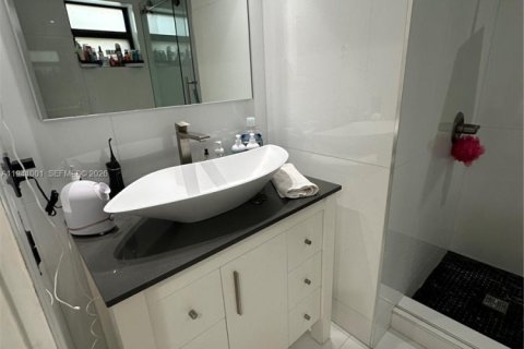 House in Miami, Florida 3 bedrooms, 136.75 sq.m. № 2000969 - photo 20