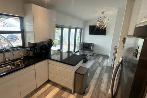 House in Miami, Florida 3 bedrooms, 136.75 sq.m. № 2000969 - photo 13