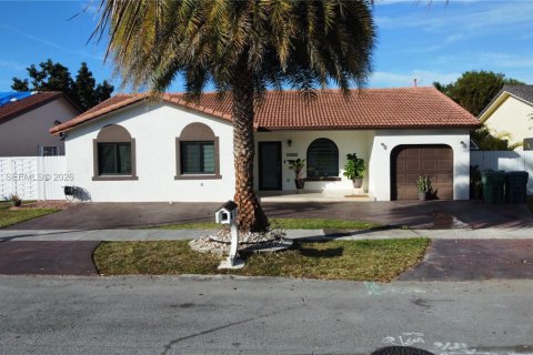 House in Miami, Florida 3 bedrooms, 136.75 sq.m. № 2000969 - photo 8