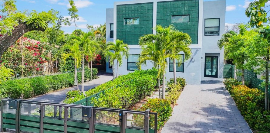 Propiedad comercial en Miami, Florida 481.98 m2 № 1738315