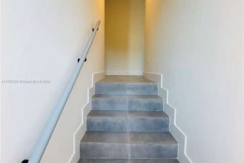 Propiedad comercial en venta en Miami, Florida, 481.98 m2 № 1738315 - foto 10