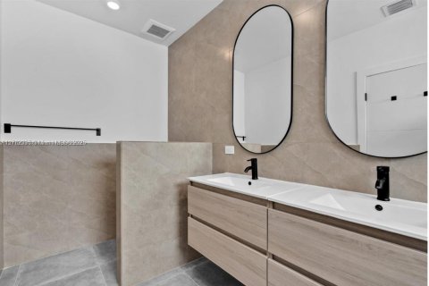 Propiedad comercial en venta en Miami, Florida, 481.98 m2 № 1738315 - foto 14