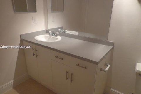 Condominio en venta en Tamarac, Florida, 1 dormitorio, 64.57 m2 № 1940015 - foto 5