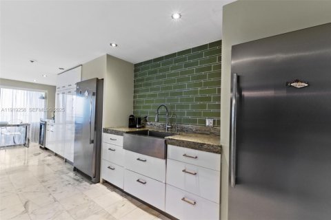 Condo in Miami, Florida, 2 bedrooms  № 2076696 - photo 10