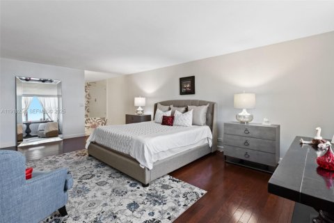 Condo in Miami, Florida, 2 bedrooms  № 2076696 - photo 14