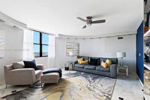 Condo in Miami, Florida, 2 bedrooms  № 2076696 - photo 18
