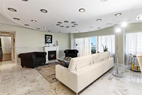 Condo in Miami, Florida, 2 bedrooms  № 2076696 - photo 6