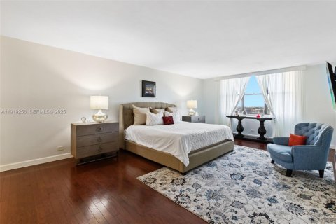 Condo in Miami, Florida, 2 bedrooms  № 2076696 - photo 13