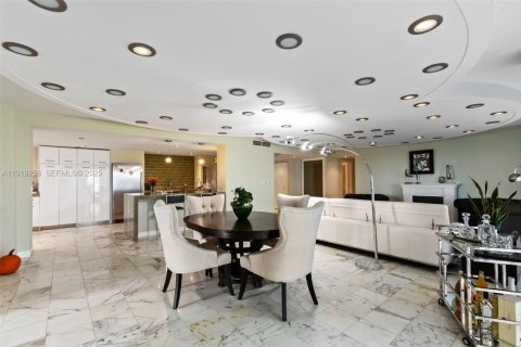 Condo in Miami, Florida, 2 bedrooms  № 2076696 - photo 7