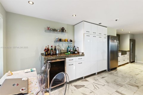 Condo in Miami, Florida, 2 bedrooms  № 2076696 - photo 12