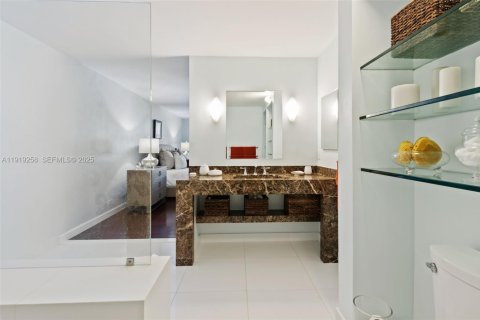 Condo in Miami, Florida, 2 bedrooms  № 2076696 - photo 17