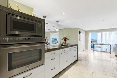 Condo in Miami, Florida, 2 bedrooms  № 2076696 - photo 11