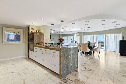 Condo in Miami, Florida, 2 bedrooms  № 2076696 - photo 9