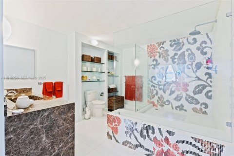 Condo in Miami, Florida, 2 bedrooms  № 2076696 - photo 15