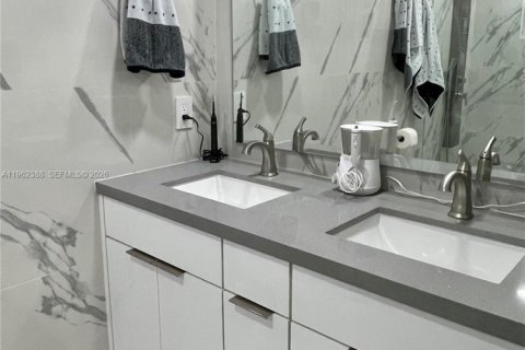 Villa ou maison à vendre à Hialeah, Floride: 3 chambres, 176.14 m2 № 2025020 - photo 19